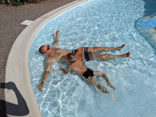 Abkühlung im Pool