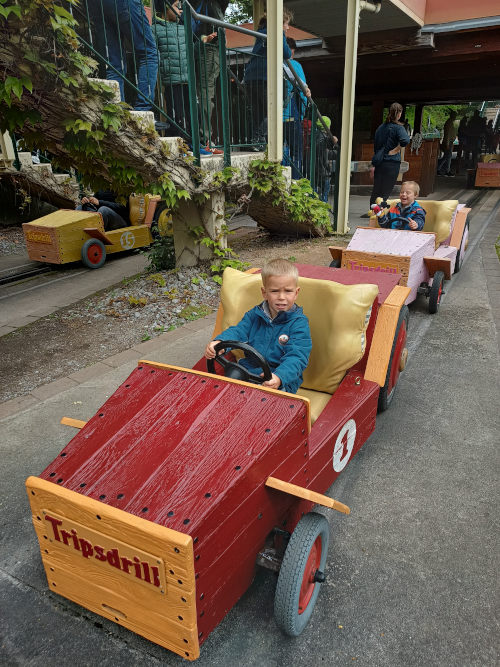 Jungs fahren Seifenkisten in Tripsdrill