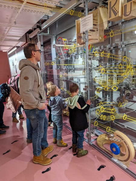 Riesige Kugelbahn im Kinderbereich
