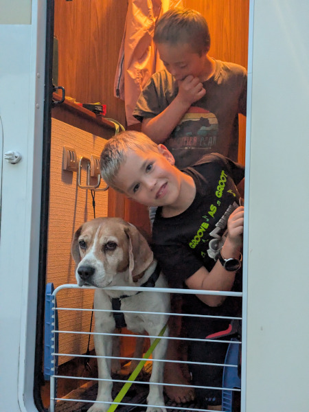 Jungs mit dem Hund aus Crailsheim