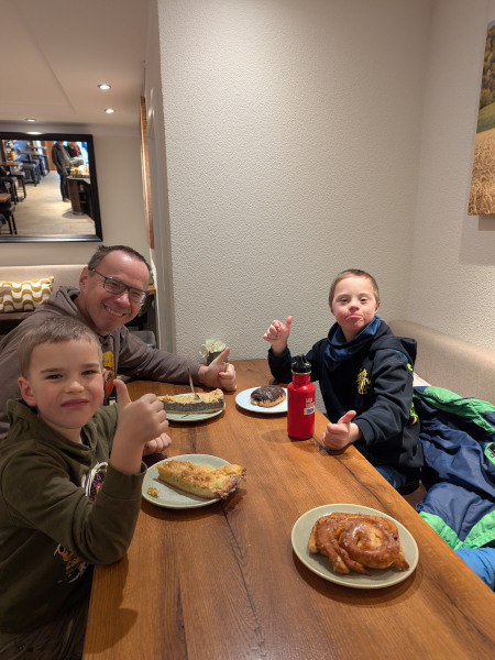 Henry spendiert Kuchen für Alle
